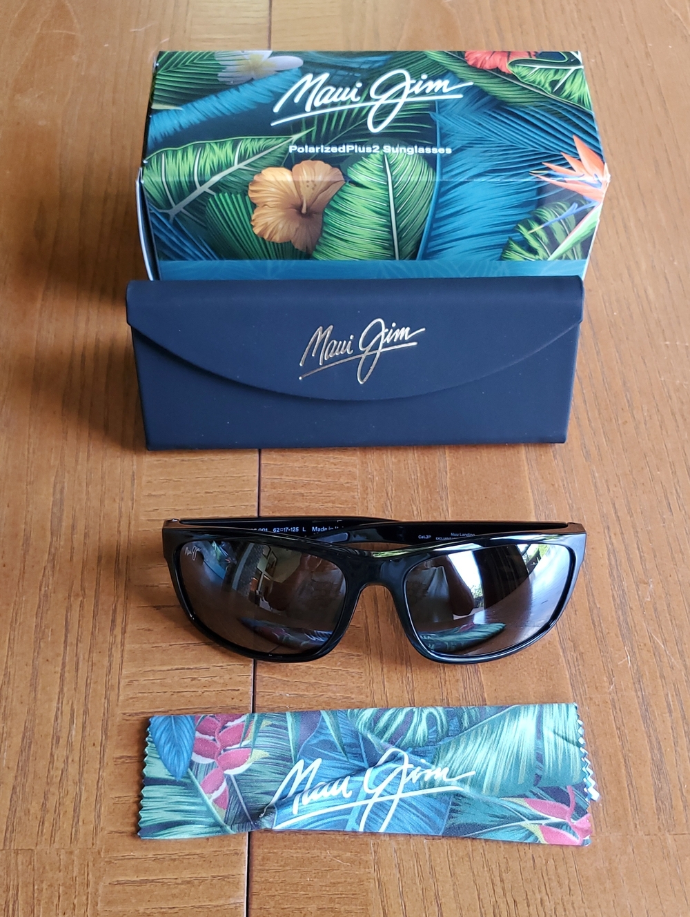Maui Jim Black Nuu Landing Polarized Sunglasses with Case And Cleaning Cloth